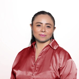 Retrato de la psicóloga Maricela Canul Canché, en fondo blanco, usada en sección de testimonios.